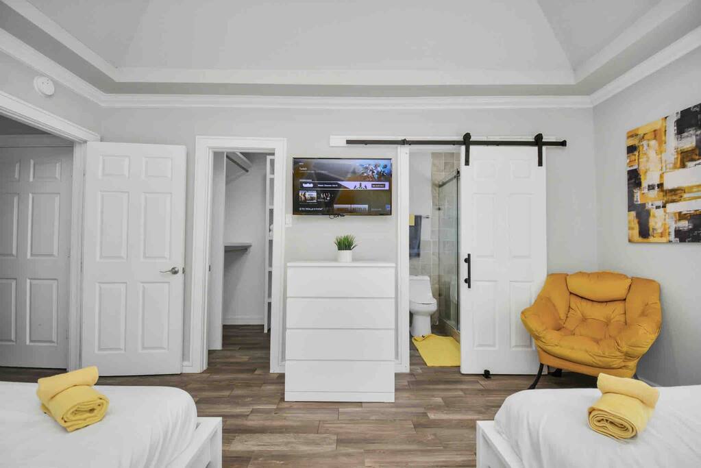 Stylish Oasis in Central Houston 5