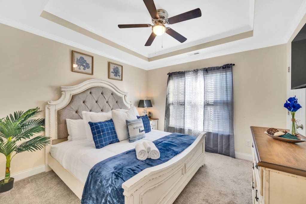 Cozy 2B Townhouse King Bed / Jacuzzi / TV in BRs — Concord, NC — vacation rental