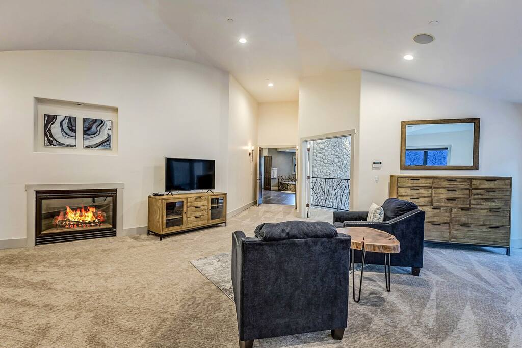Cozy TV area w/ inviting sofas and a relaxed, movie-night vibe.