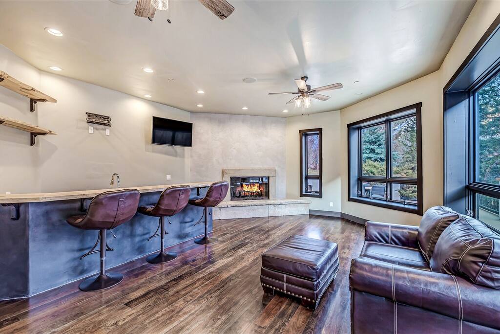 Spacious living room w/ generous seating and an easygoing, welcoming layout.