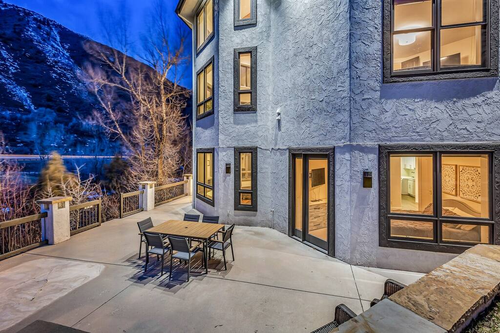 Riverside chalet w/fireplace & home theatre
