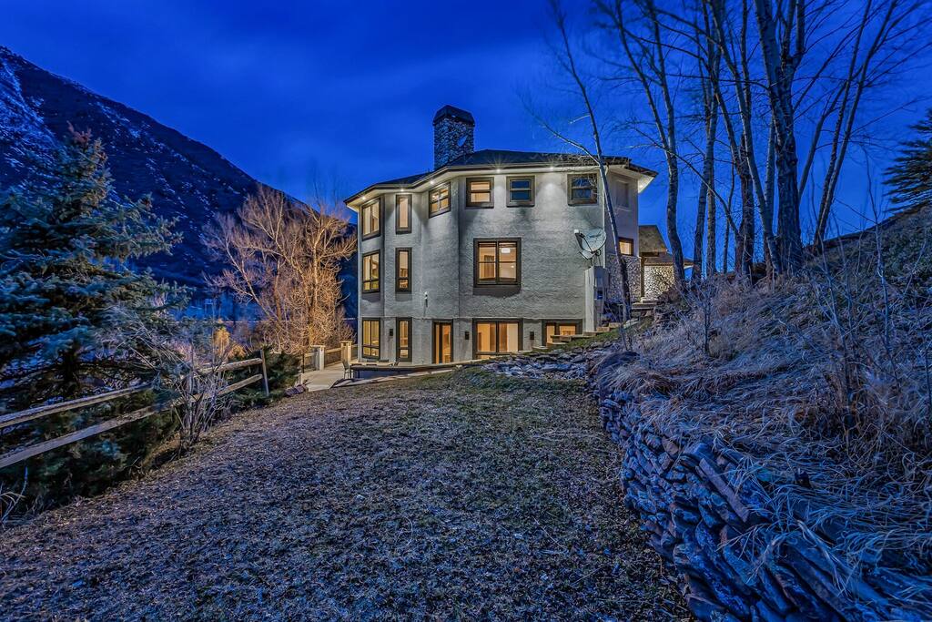 Evening exterior view surrounded by trees and peaceful mountain scenery