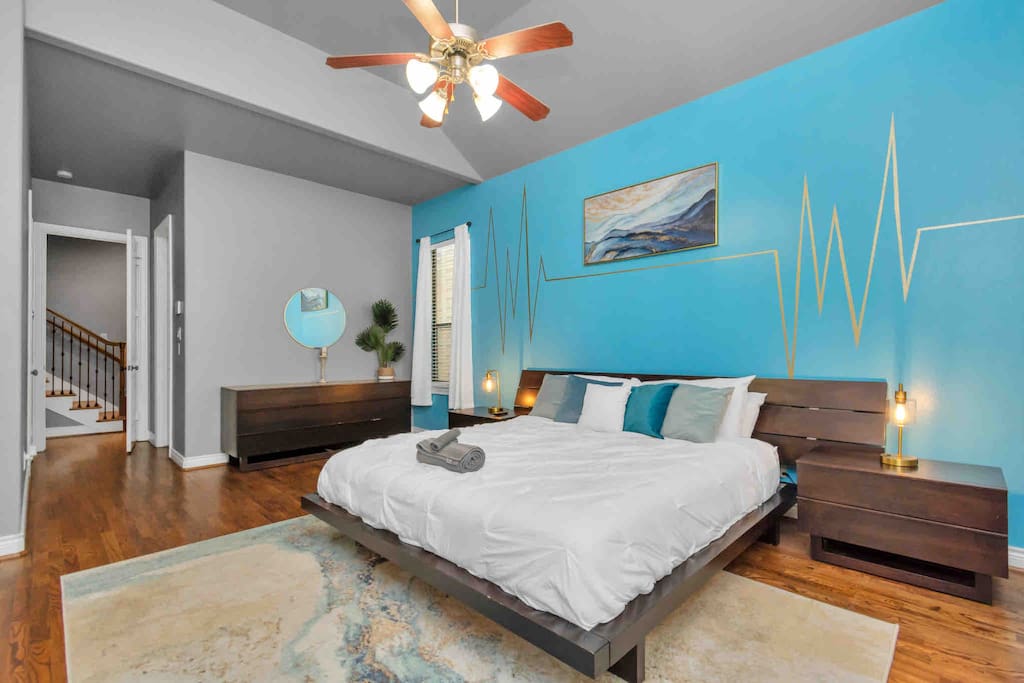 Spacious Townhome with Hot Tub in Houston 6