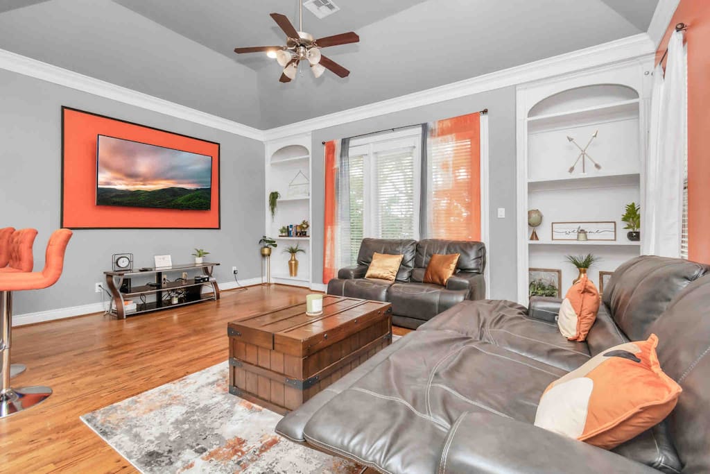 Spacious Townhome with Hot Tub in Houston 2