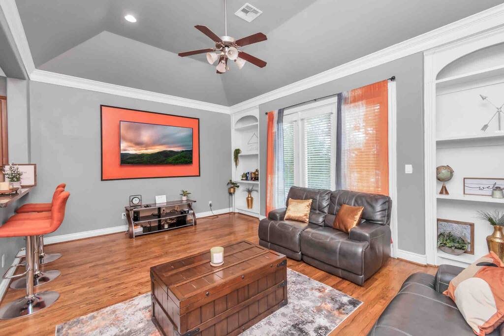 Spacious Townhome with Hot Tub in Houston 5
