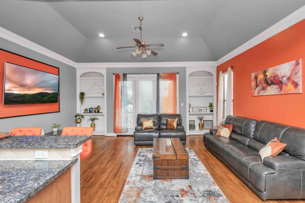 Spacious Townhome with Hot Tub in Houston 4