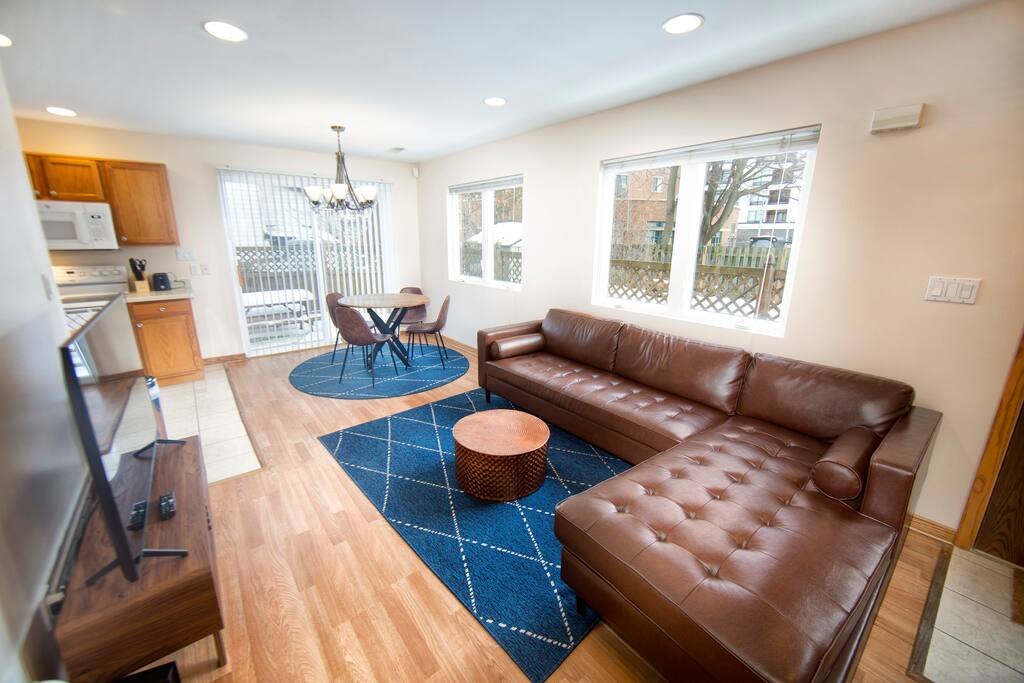 Spacious Living With Fenced Patio Retreat - Charming Private Oasis - Milwaukee, WI