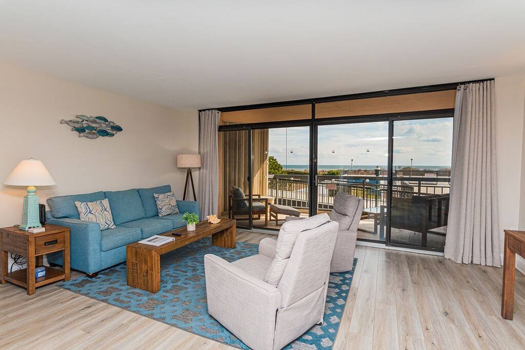 Oceanfront condo with pool, sleeps 4, free Wi-Fi — Ocean City, MD — vacation rental