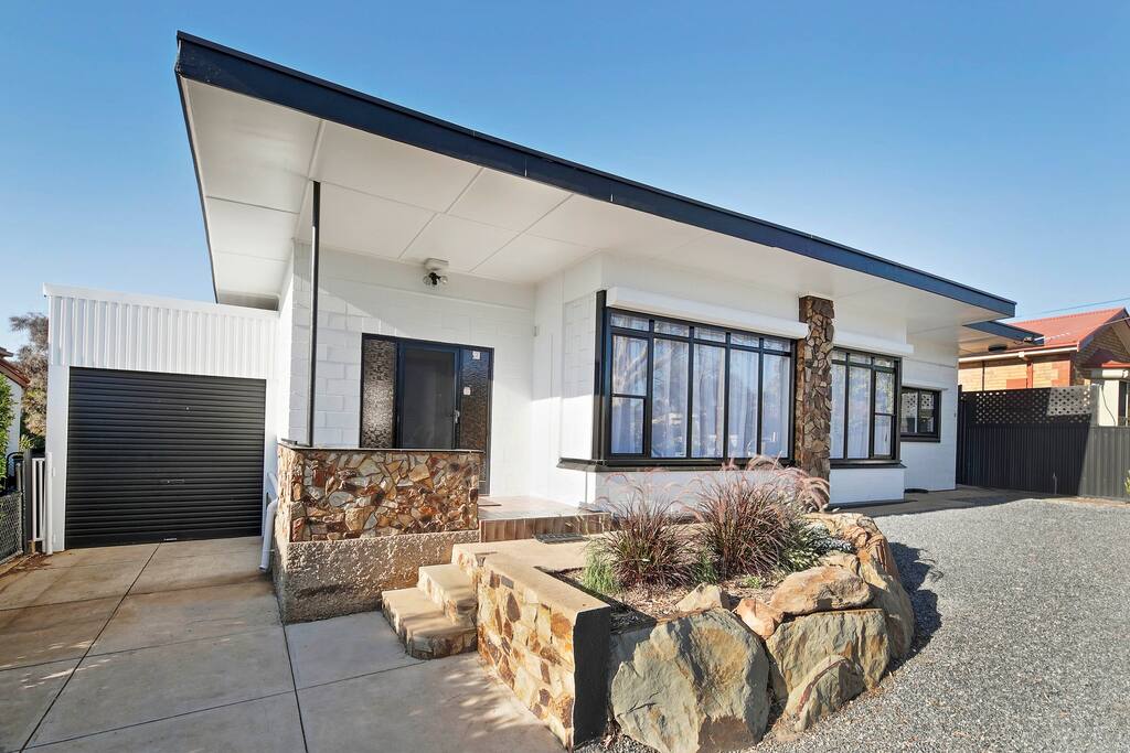 The Zebra - 4Bdrm, Slps 8, 2 Bathrm, Solar