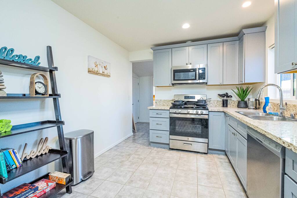 1201 E Route 66, Glendora 2 BR Furnished Home photo 5