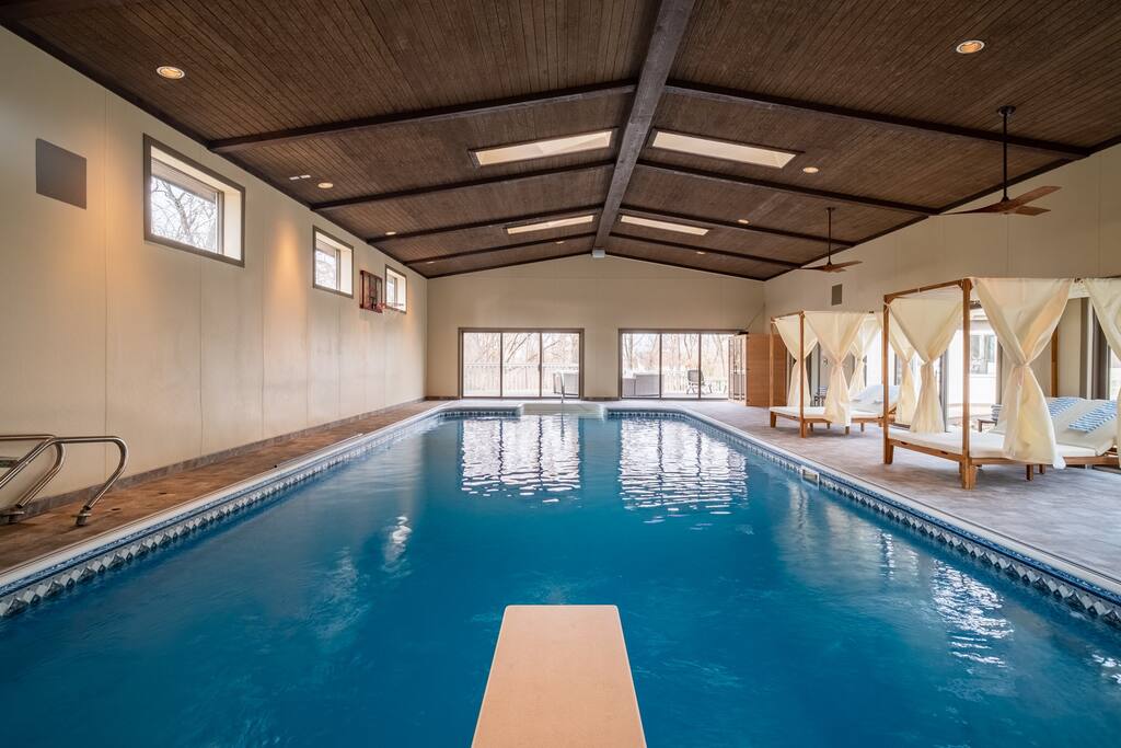 Cerro Vista Estate/Indoor Pool/Hot Tub/Game Room — Rockford, IL — vacation rental