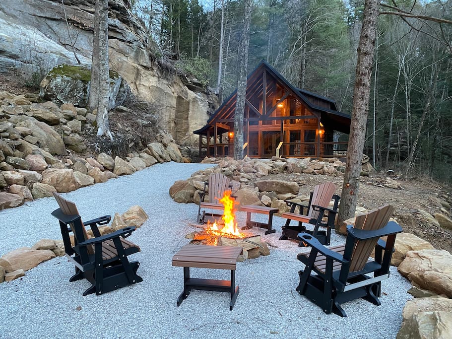 Higher Standards-RRG-Hot Tub- Hand Crafted Detail — Campton, KY — vacation rental
