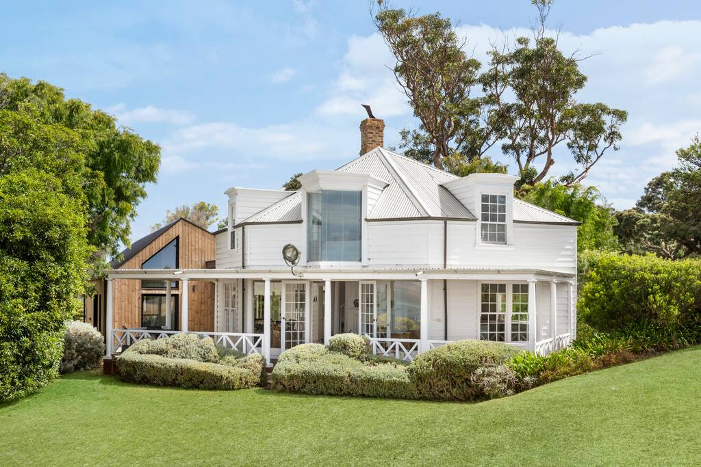 Clifftop Sorrento, Spa, Tennis Court and Bay Views Holiday Shacks