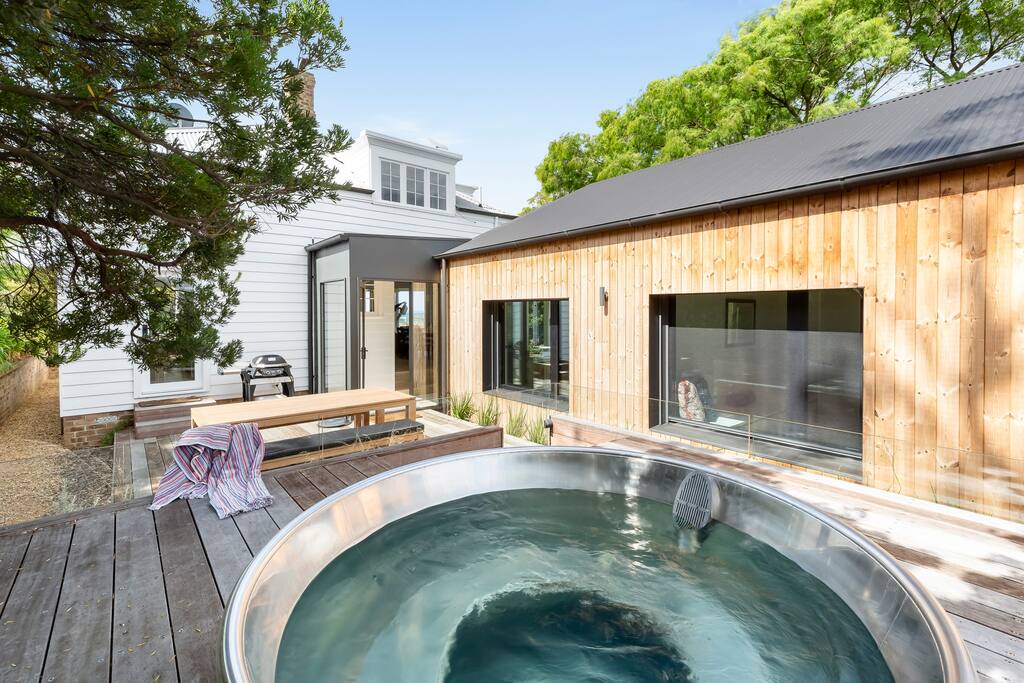 Clifftop Sorrento, Spa, Tennis Court and Bay Views Holiday Shacks