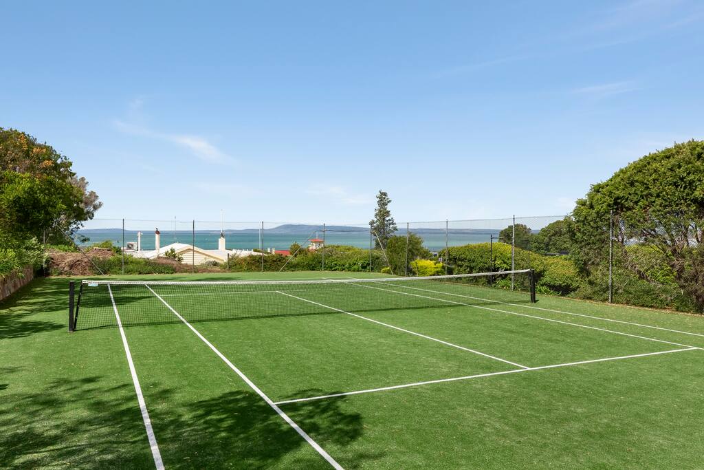 Clifftop Sorrento, Spa, Tennis Court and Bay Views Holiday Shacks