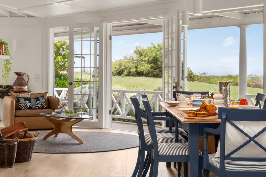 Clifftop Sorrento, Spa, Tennis Court and Bay Views Holiday Shacks