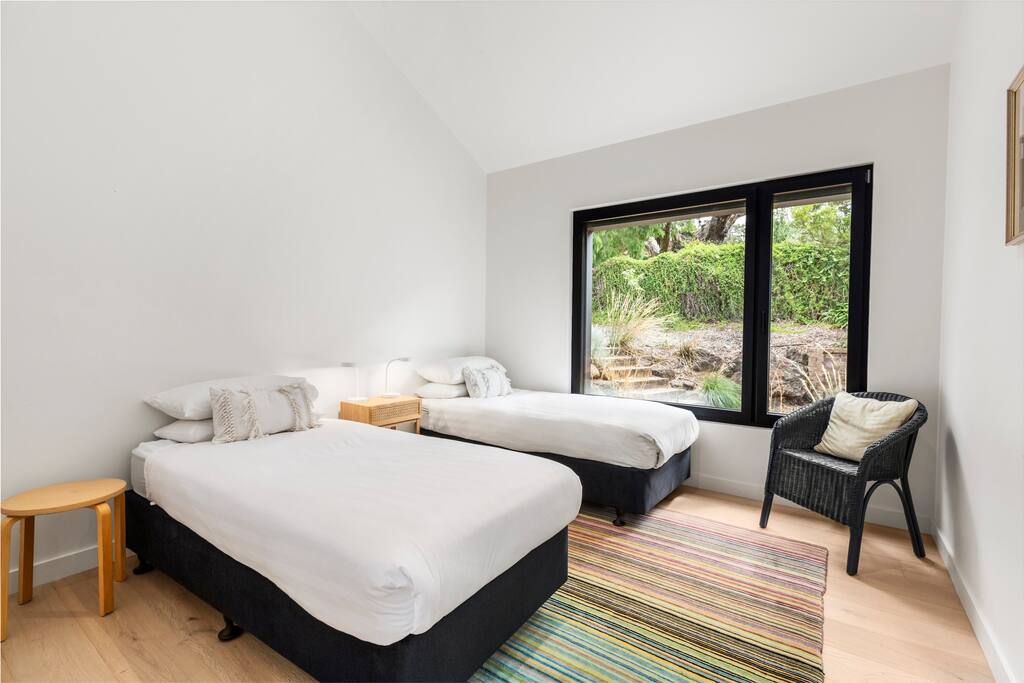 Clifftop Sorrento, Spa, Tennis Court and Bay Views Holiday Shacks