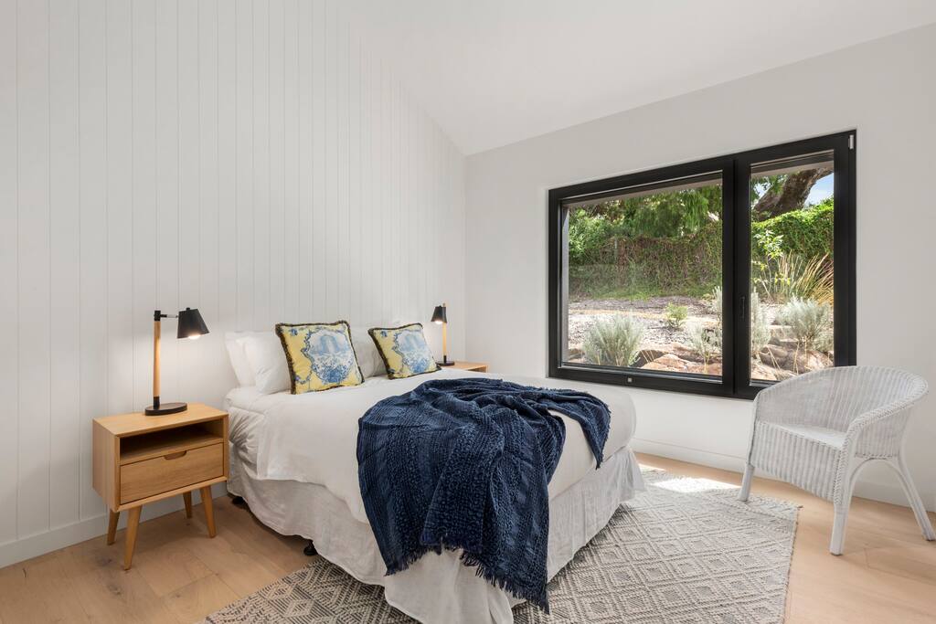 Clifftop Sorrento, Spa, Tennis Court and Bay Views Holiday Shacks