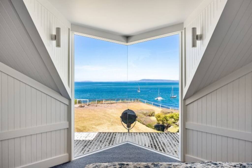 Clifftop Sorrento, Spa, Tennis Court and Bay Views Holiday Shacks