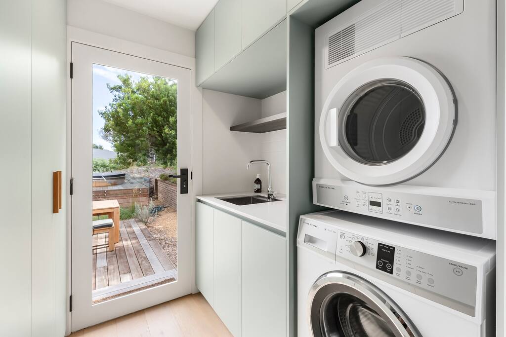 Clifftop Sorrento, Spa, Tennis Court and Bay Views Holiday Shacks