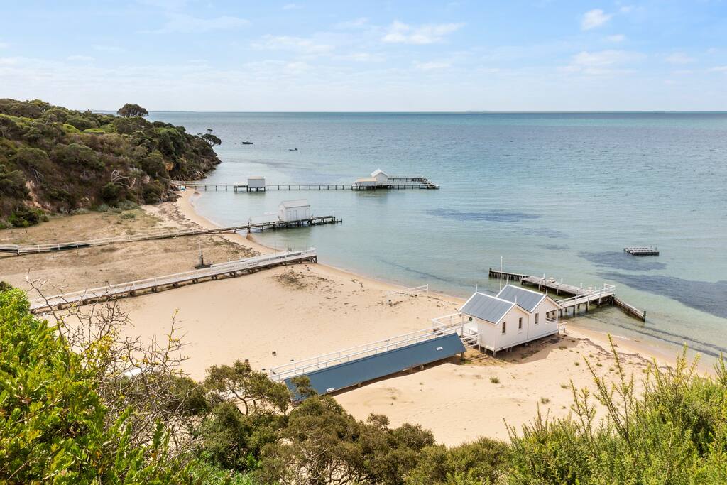 Clifftop Sorrento, Spa, Tennis Court and Bay Views Holiday Shacks