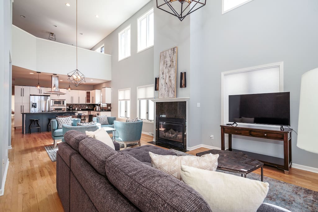 Theater Room And Attached Garage Retreat - Charming Stylish - Milwaukee