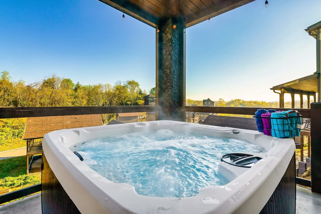 Hot Tub And Arcade - Luxurious Treetop Escape - Sevierville, TN