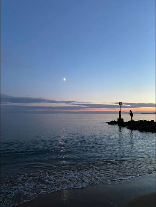 Comfortable Family Room with Double & Single Bed - Photo 24