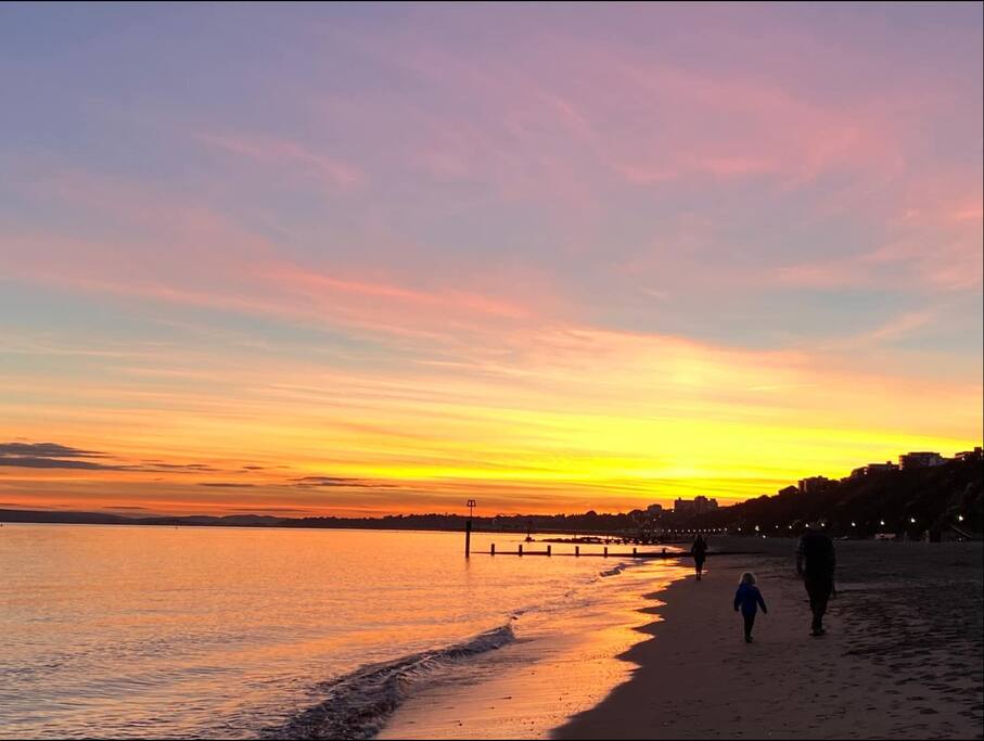 Cozy Double Room at The Shore - Photo 15