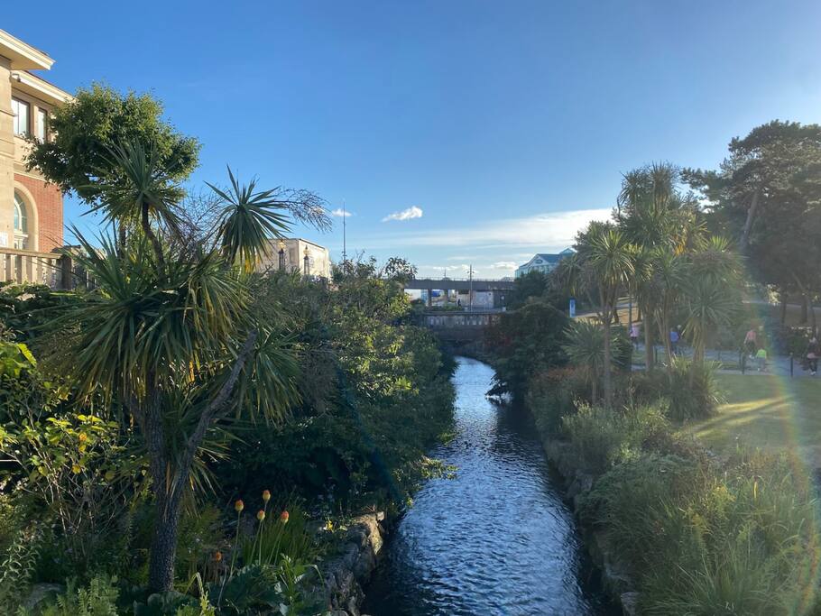 Cozy Double Room at The Shore - Photo 10