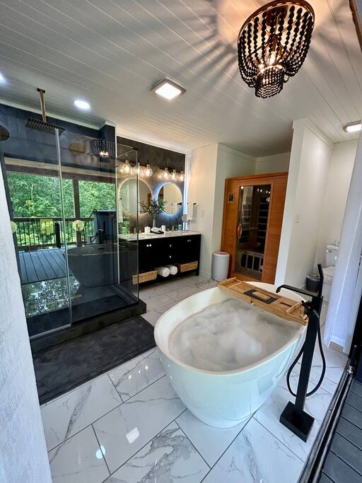 Inverness Cabin - romantic, luxury, hot tub, sauna — Campton, KY — vacation rental