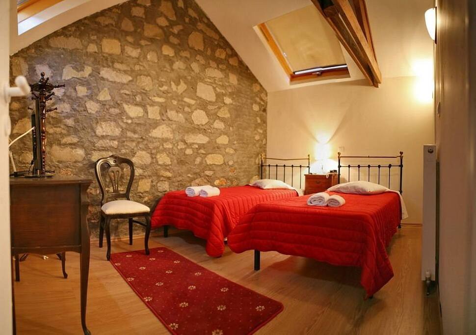 Belle Epoque, Alexandriani 102 in Efstratiou Vostani 3, Mitilini 811 00