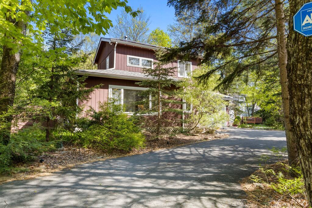 Front Drive and Wooded Entry
Surrounded by mature trees and nature, the front drive offers a warm welcome with plenty of parking and total privacy.