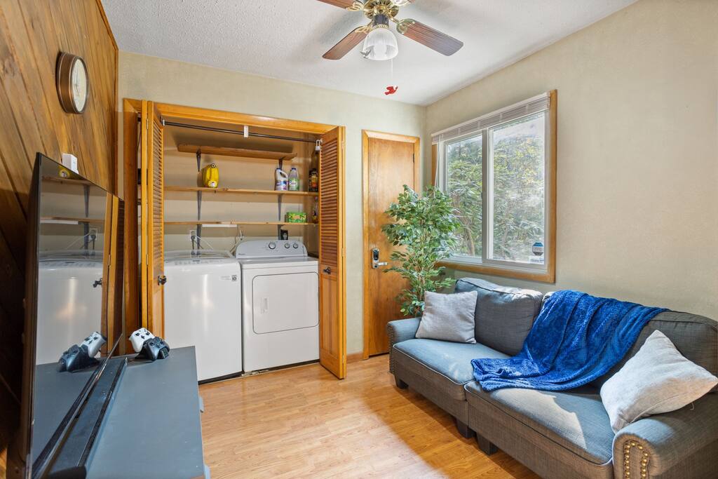 Washer and Dryer Lounge Combo
A casual hangout zone with a mounted TV and in-unit laundry neatly tucked along the wall for easy access during longer stays.