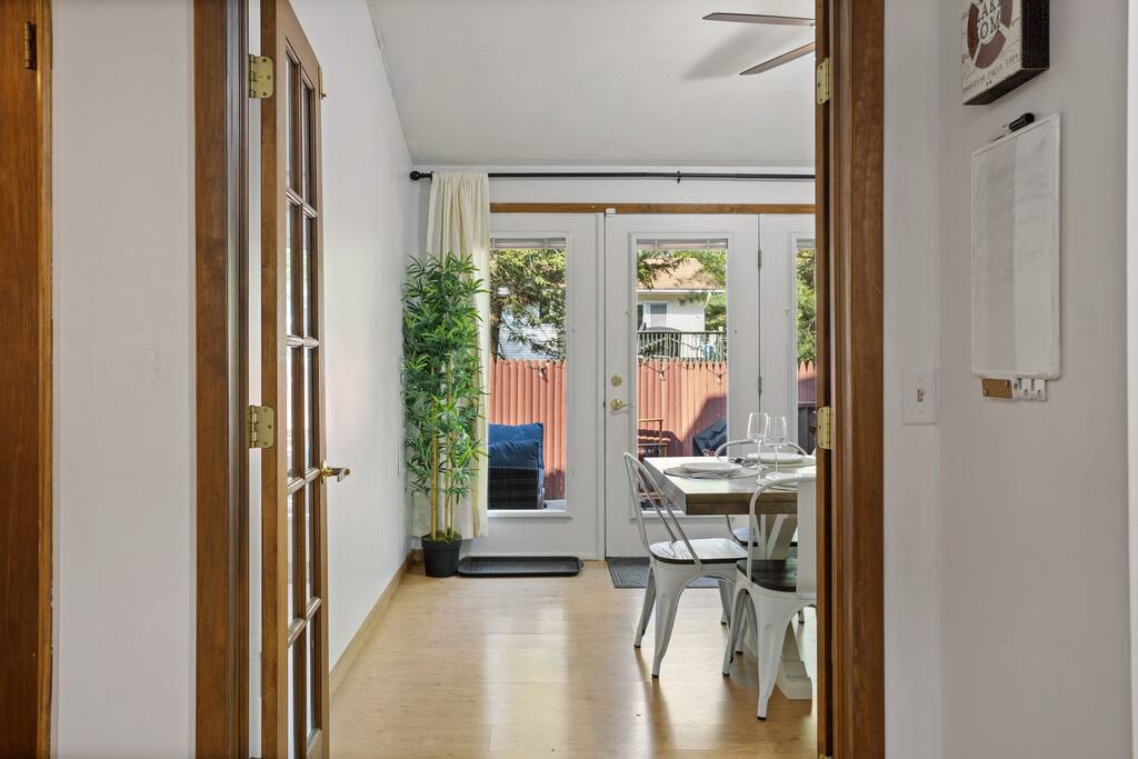 Entryway View into Dining Area
This welcoming view leads you straight into the dining space, where sunlight and greenery create a light, airy atmosphere.