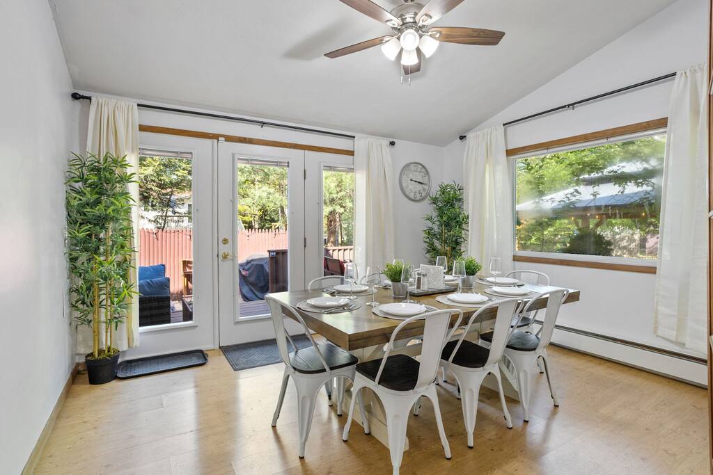Dining Room with Garden Views
Surrounded by windows, the dining room brings the outside in, offering a peaceful place to enjoy meals with plenty of natural light.