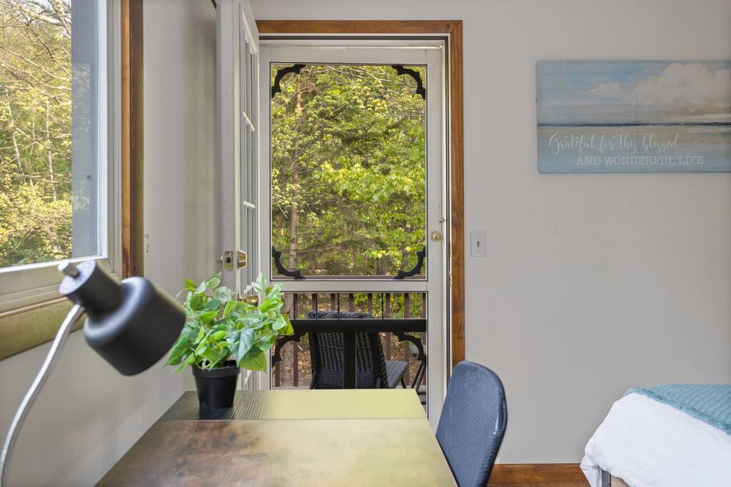 Work Nook with Balcony Access
Tucked away yet connected, this little office nook opens to a private balcony for fresh air and a mid-day reset.