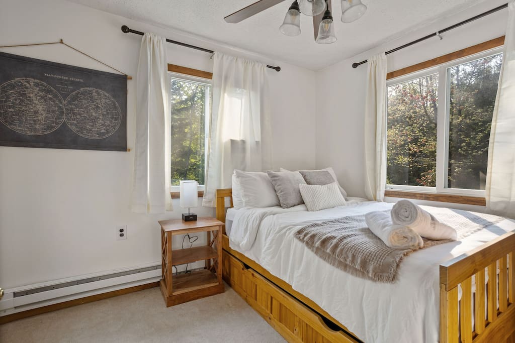 Double bed with Double Trundle
Bright and cozy with wraparound windows, this space offers a double bed and pull-out trundle, perfect for kids or extra guests.
