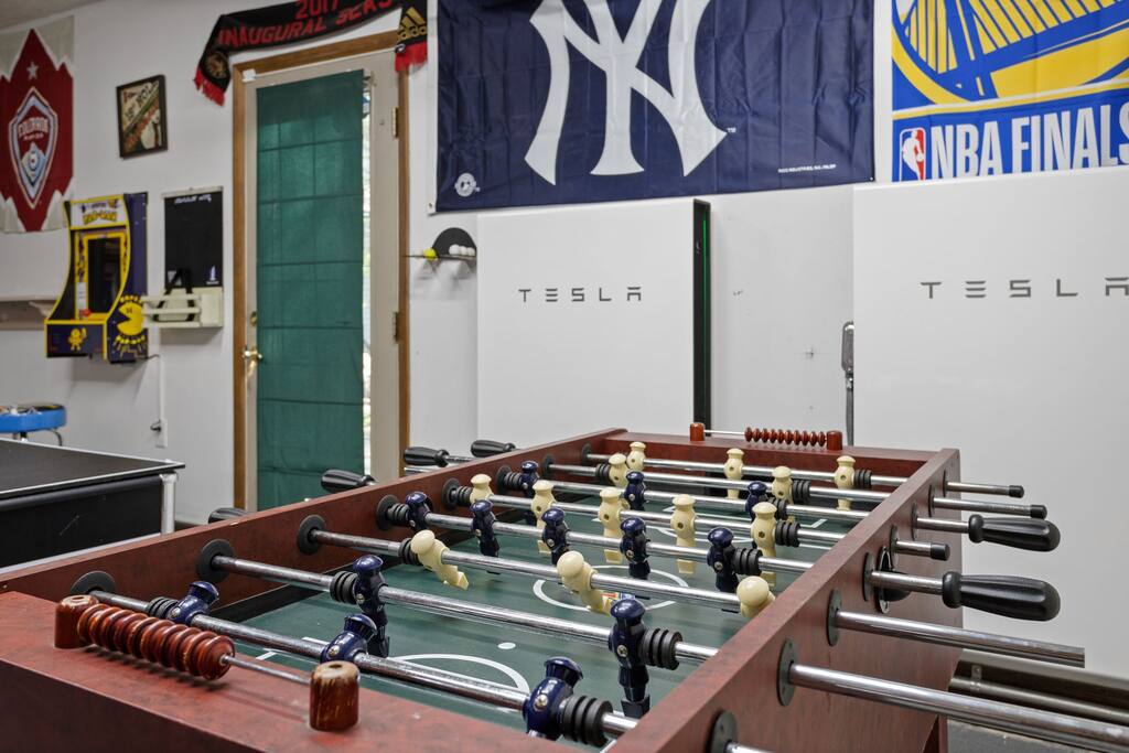 Garage Foosball Table with Sports Decor
Score big in this game garage setup, surrounded by Yankees pride and retro touches that make game night a standout experience.