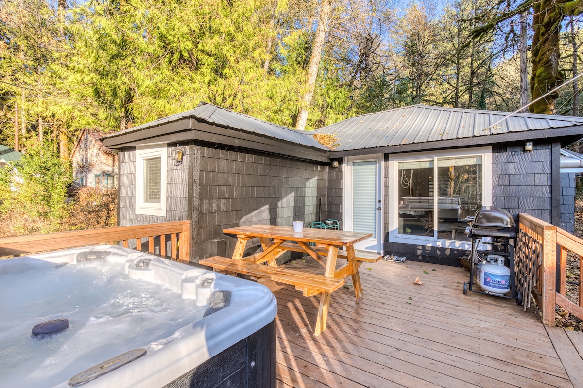 Tranquil Retreat With Hot Tub And River Access - Cozy Cabin Escape - Oregon