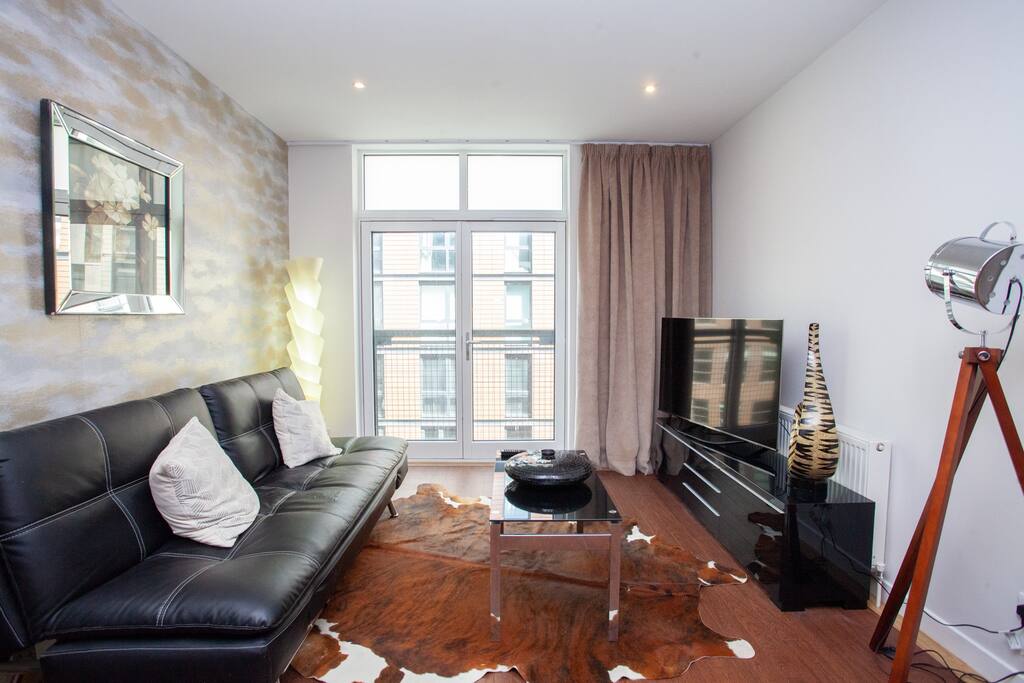 Central Glasgow Flat with Juliet Balcony in 19 Oswald Street G1 4PD - Property image 2 - VivreStays