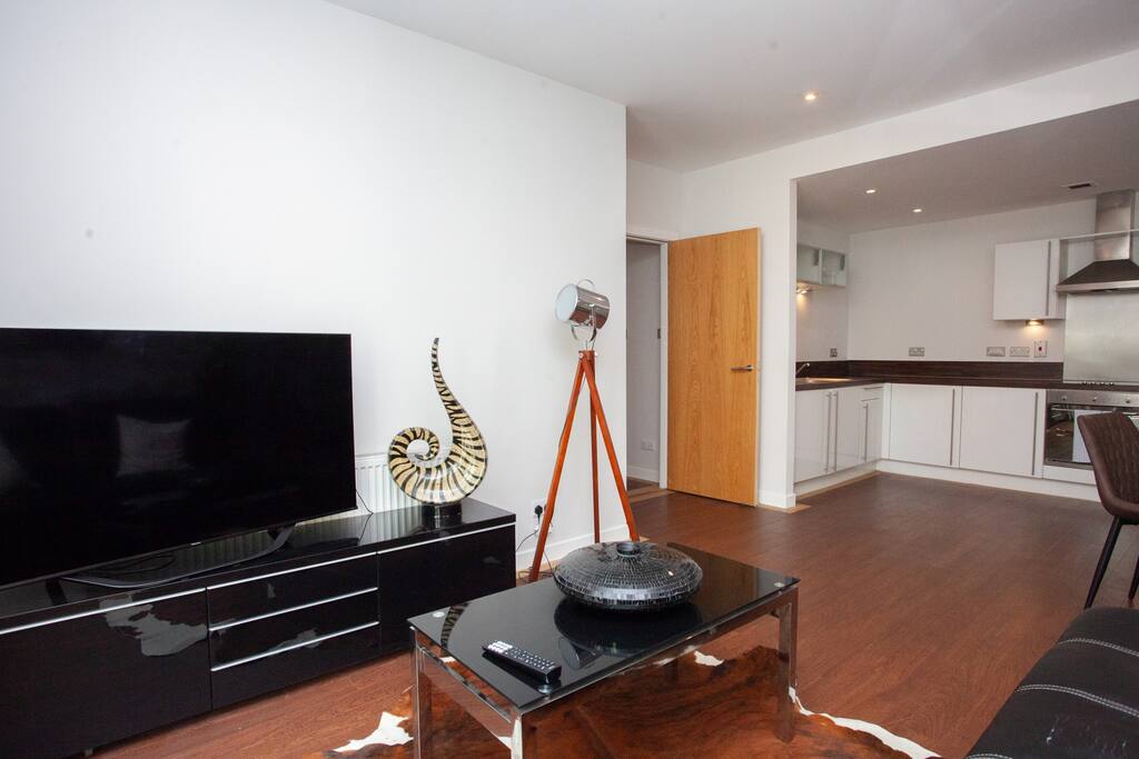 Central Glasgow Flat with Juliet Balcony in 19 Oswald Street G1 4PD - Property image 5 - VivreStays