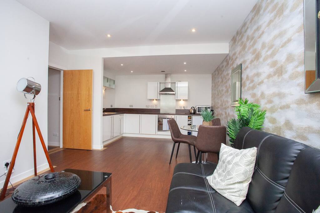 Central Glasgow Flat with Juliet Balcony in 19 Oswald Street G1 4PD - Property image 8 - VivreStays