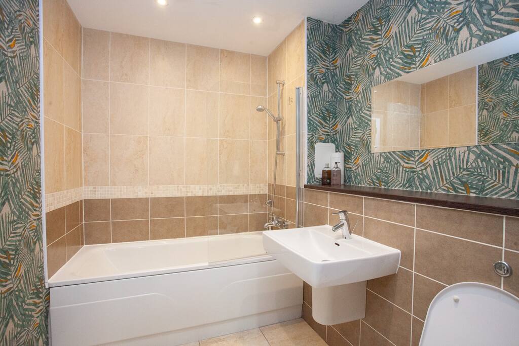 Central Glasgow Flat with Juliet Balcony in 19 Oswald Street G1 4PD - Property image 12 - VivreStays
