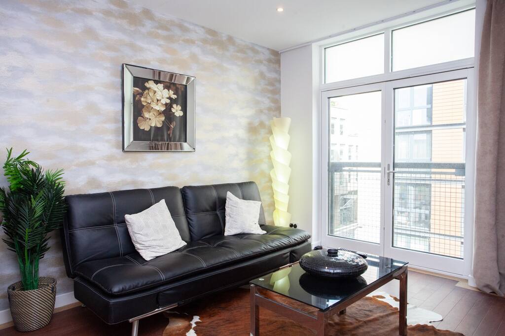 Central Glasgow Flat with Juliet Balcony in 19 Oswald Street G1 4PD - Property image 3 - VivreStays