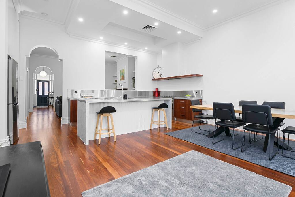 Luxury Stay 5 Mins From CBD - 3Bdrm, 2Bthrm