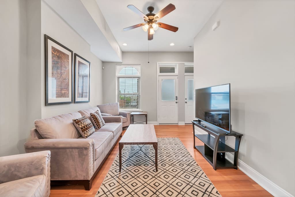 Charming Townhome With Private Parking - Spacious And Cozy Retreat - St. Louis, MO