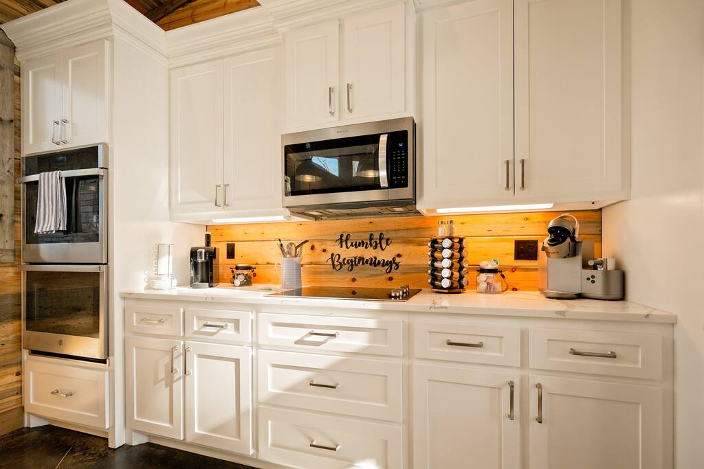 New! Modern Farmhouse w/ Jacuzzi, BBQ, Arcade! 