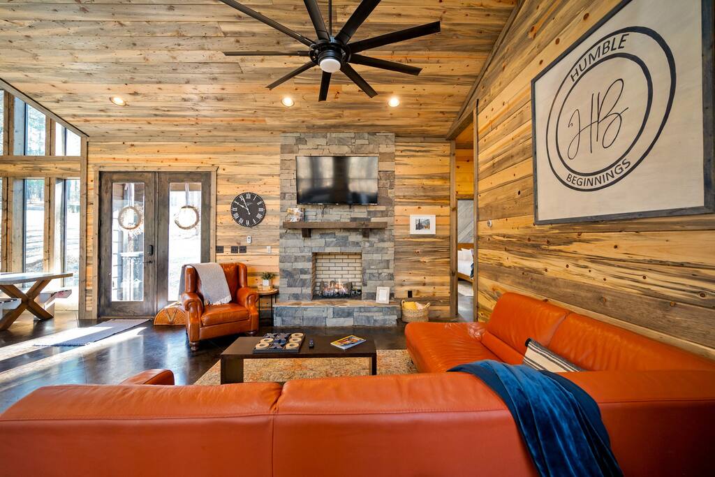 New! Modern Farmhouse w/ Jacuzzi, BBQ, Arcade! 