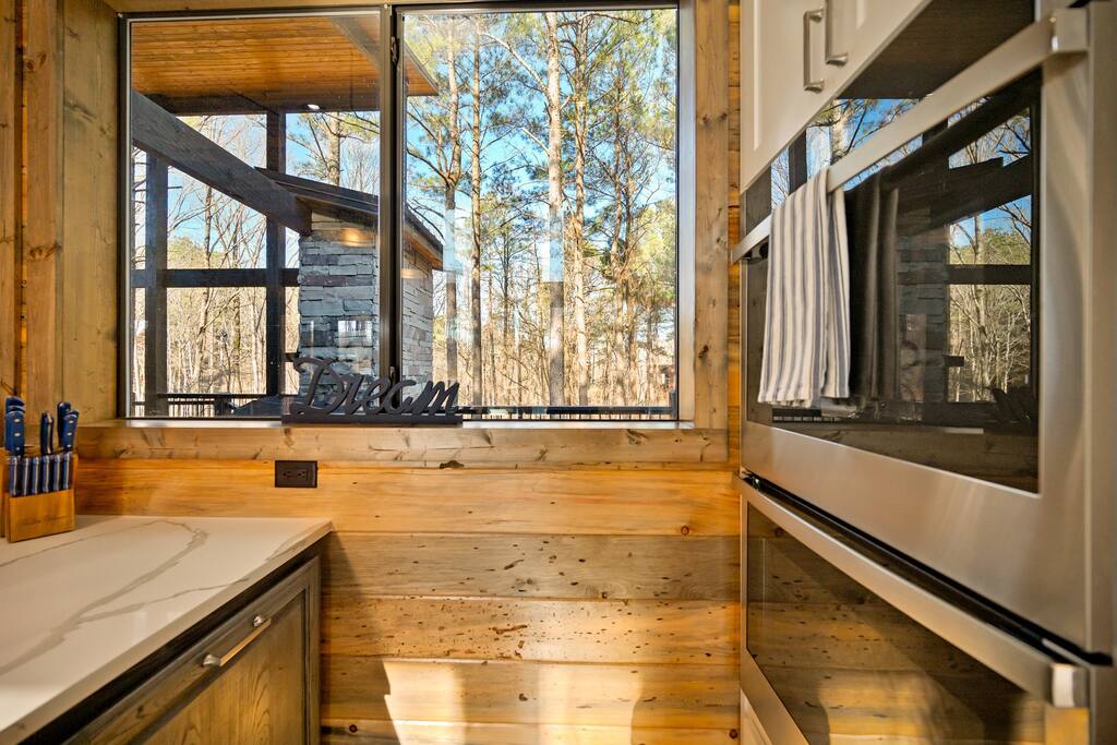 New! Modern Farmhouse w/ Jacuzzi, BBQ, Arcade! 